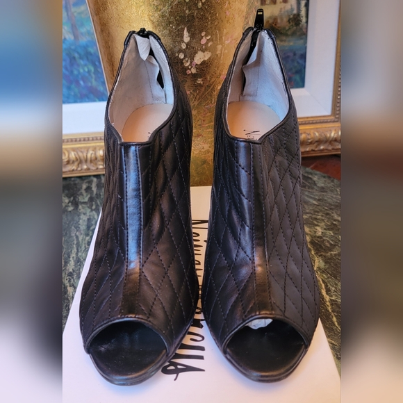 NEIMAN MARCUS BLACK QUILTED LEATHER HIGH HEEL PEEP TOE BOOTIES 40 9 - Picture 3 of 10